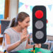 Docente enseña sobre la técnica del semáforo emocional