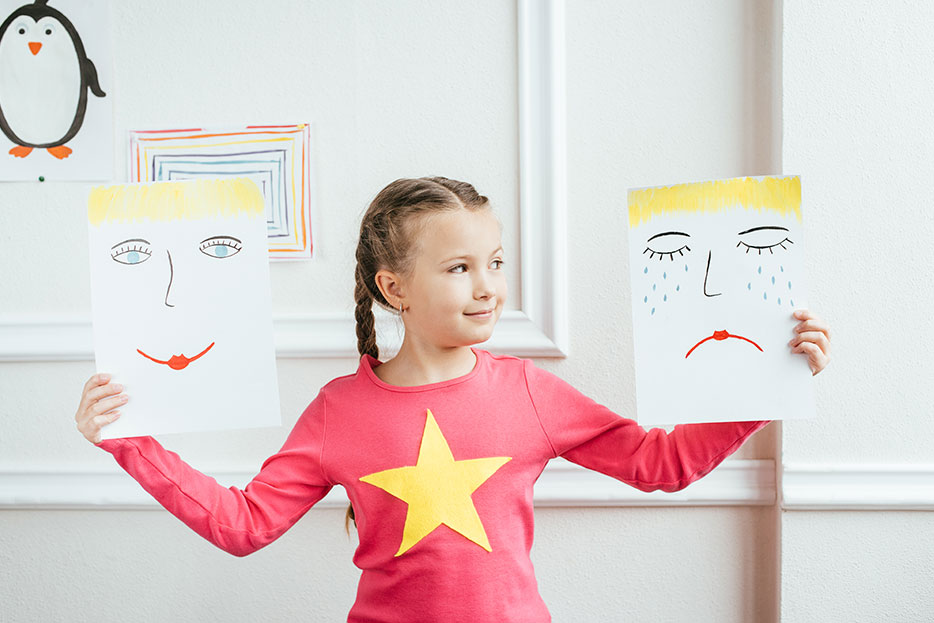 estudiante practica sus emociones aprendidas con la técnica del semáforo emocional
